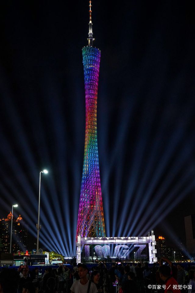 广州塔上演绚丽灯光秀,梦幻场景热闹非凡